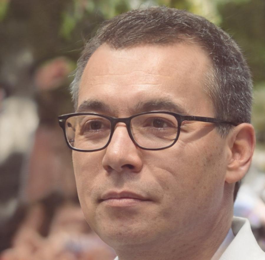 Retrato profesional de Aurelio Mendoza, especialista en optimización fiscal